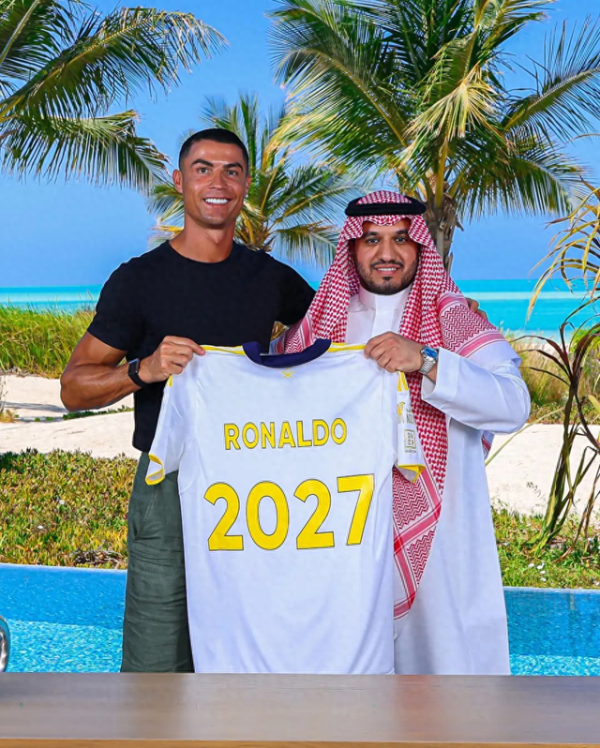 辉煌国际 C罗被“天价合同”留在沙特, 两年48亿元, 女友晒躺床自拍庆祝