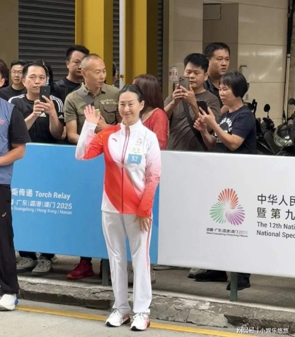 财富家 何超琼澳门街头参加全运会火炬传递，63岁扎马尾，看上去像40多岁
